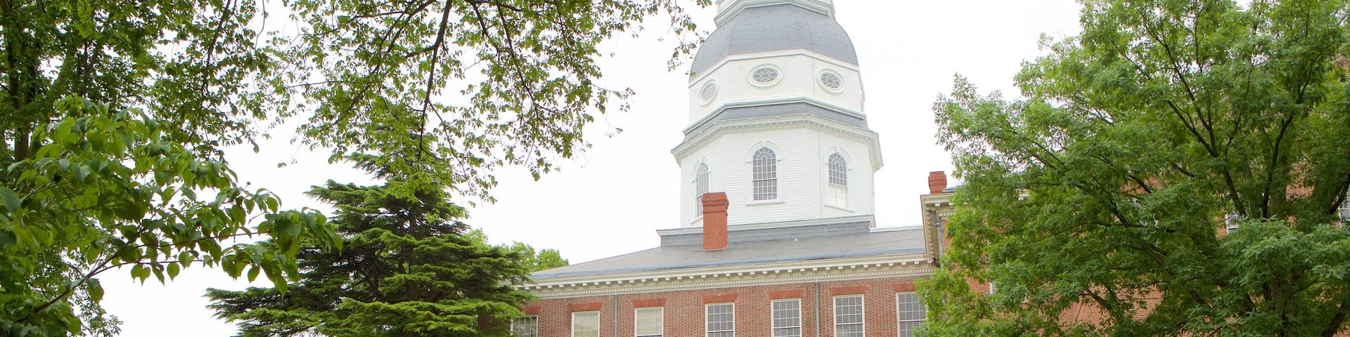 Maryland State House which includes heritage architecture and an administrative buidling