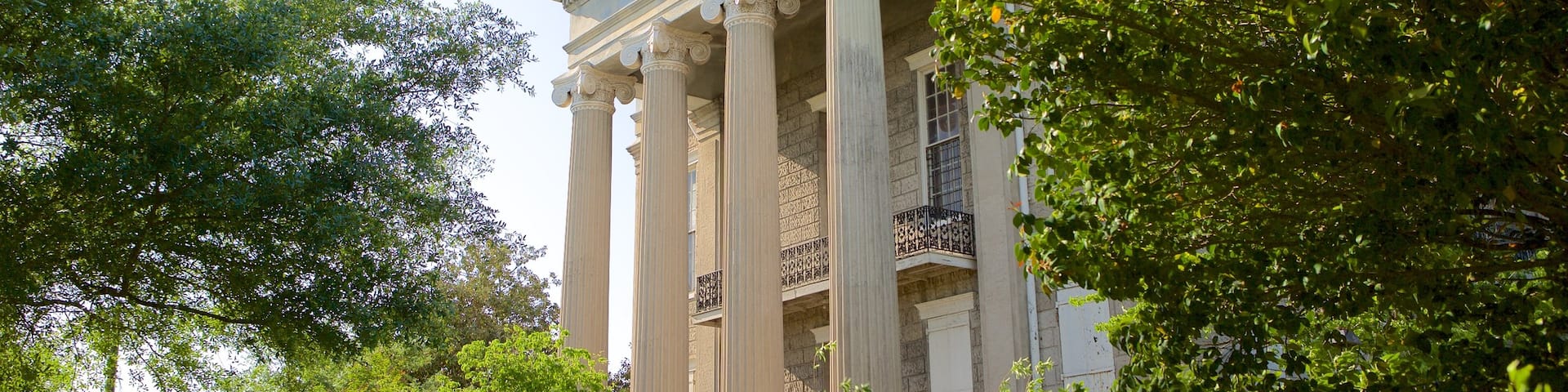 Warren County Courthouse showing heritage architecture