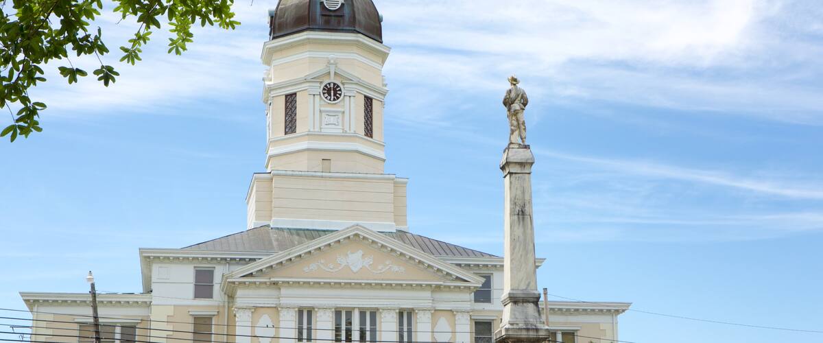 Port Gibson mostrando um edifício administrativo, uma estátua ou escultura e arquitetura de patrimônio