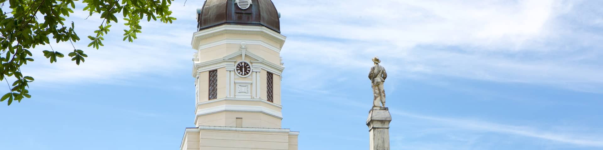 Port Gibson showing heritage architecture, an administrative building and a statue or sculpture
