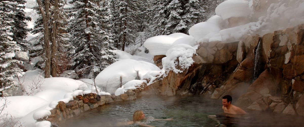 Station de ski Steamboat qui includes source chaude et neige aussi bien que petit groupe de personnes