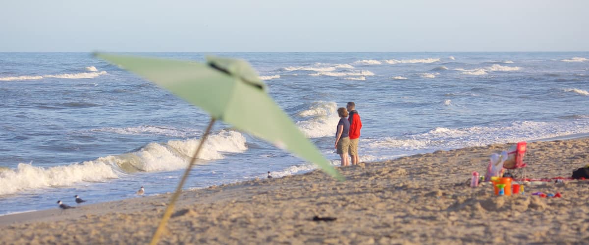 Assateague Island National Seashore qui includes surf et plage de sable aussi bien que couple