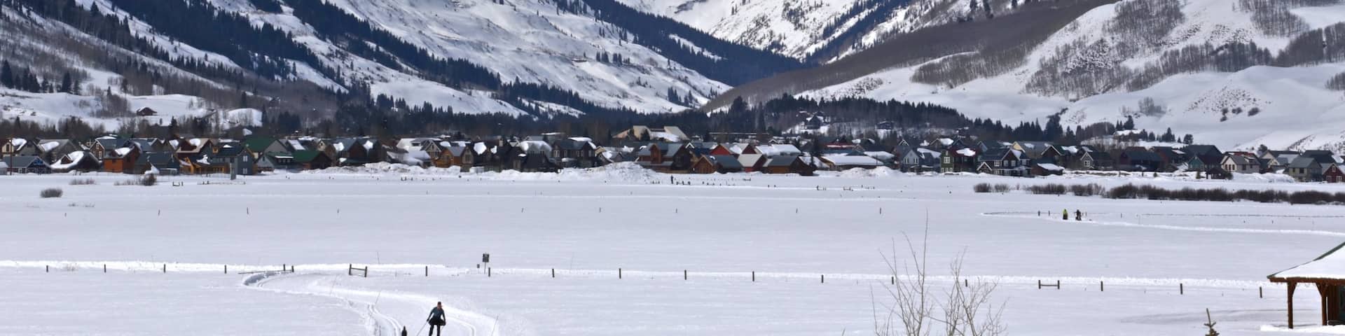 Crested Butte Mountain Resort showing mountains, a small town or village and snow