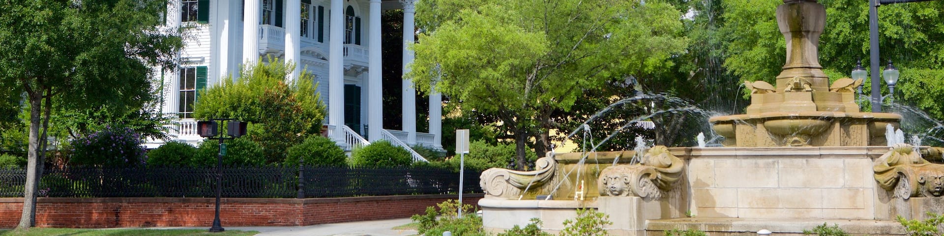 Bellamy Mansion mostrando una casa, una fuente y patrimonio de arquitectura