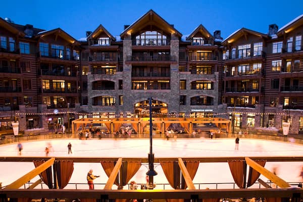 Northstar California Resort das einen Eislaufen und Hotel sowie kleine Menschengruppe