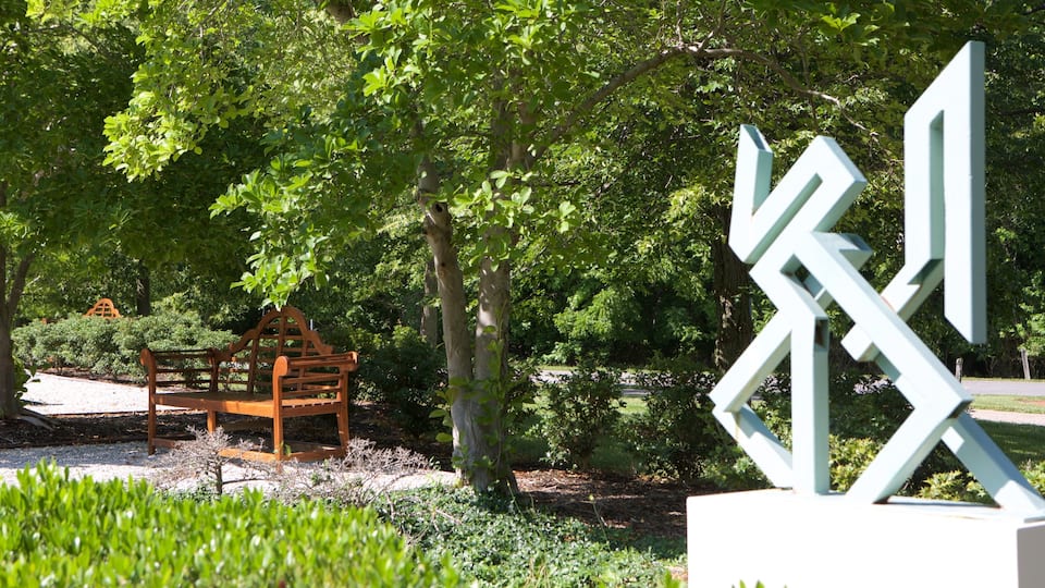 Maryland Quiet Waters Park showing a statue or sculpture and a park