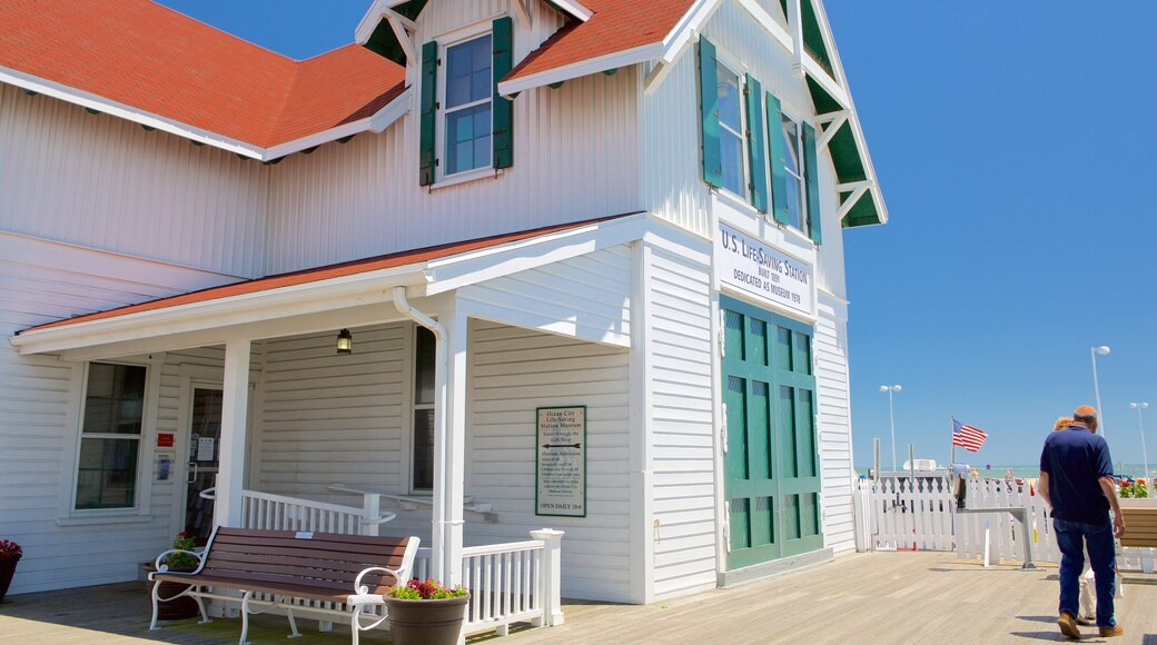 Ocean City Life-Saving Station Museum cosi come un piccolo gruppo di persone