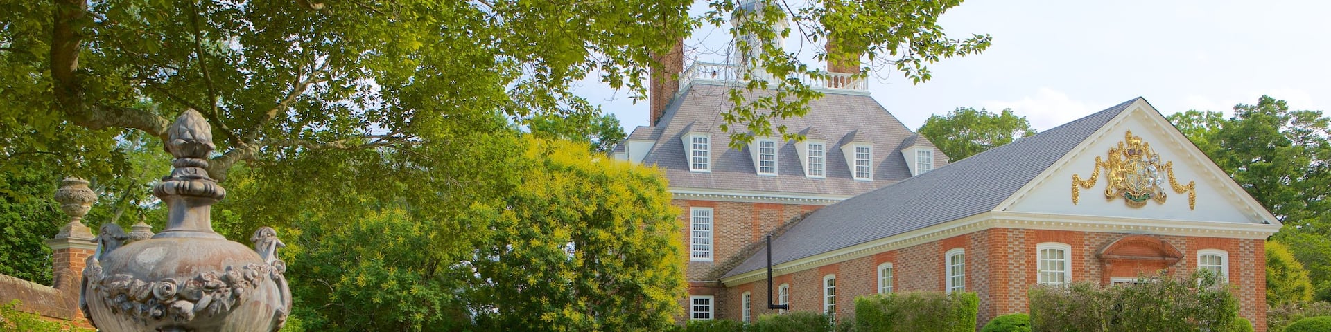 Governor\'s Palace featuring a garden and heritage elements
