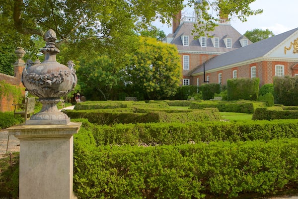 Governor\'s Palace showing heritage elements and a park
