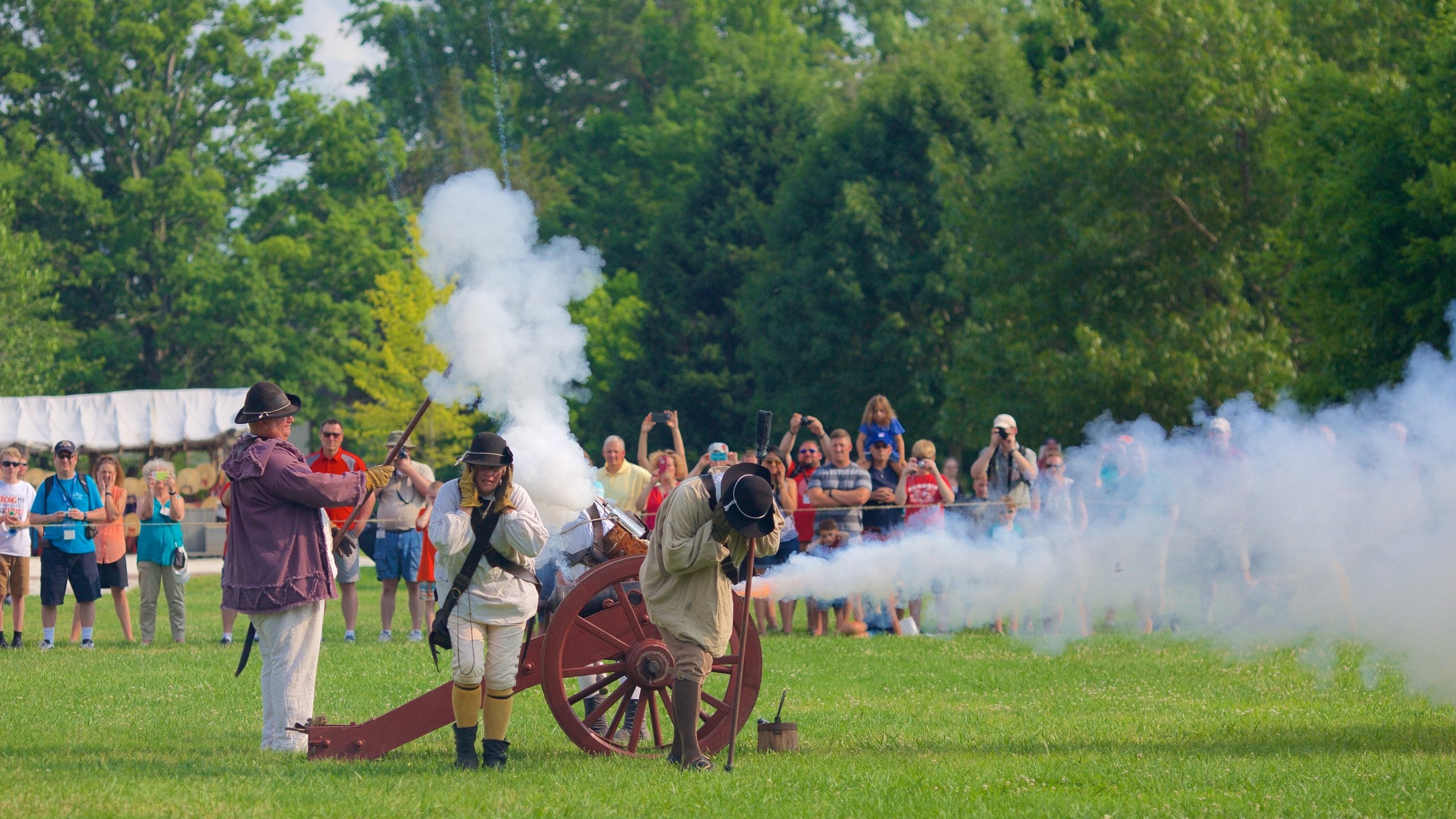 Colonial Williamsburg Visitor Center which includes performance art, military items and heritage elements