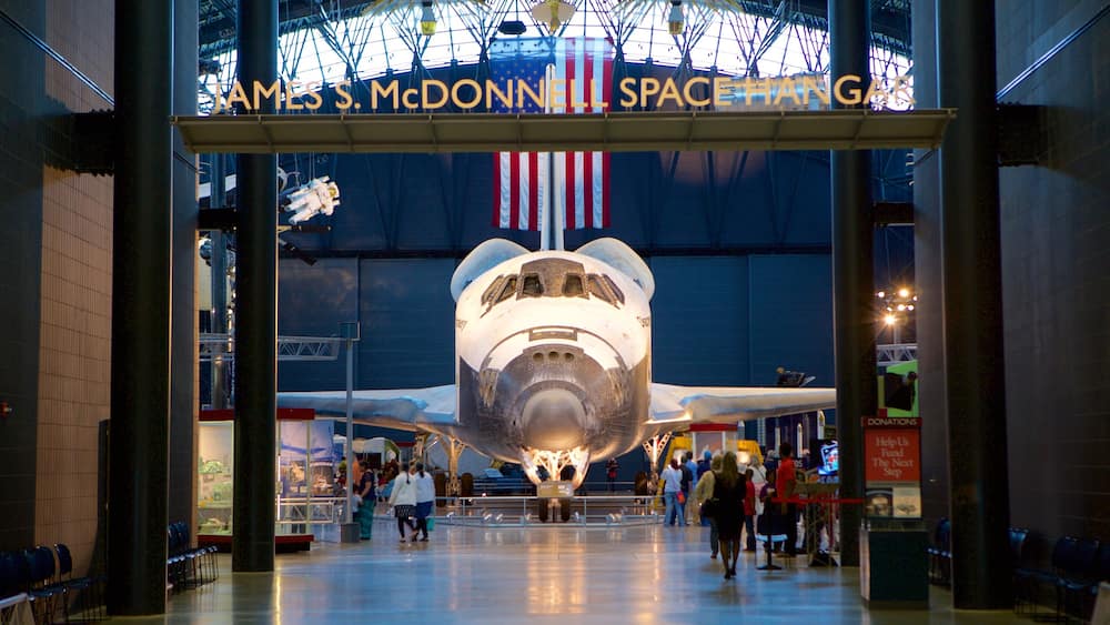 National Air and Space Museum Steven F. Udvar-Hazy Center mettant en vedette avion, signalisation et vues intérieures