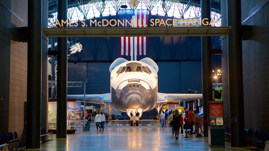 Bảo tàng Quốc gia Hàng không và Vũ trụ Steven F. Udvar-Hazy Center cho thấy máy bay, biển hiệu và cảnh nội thất