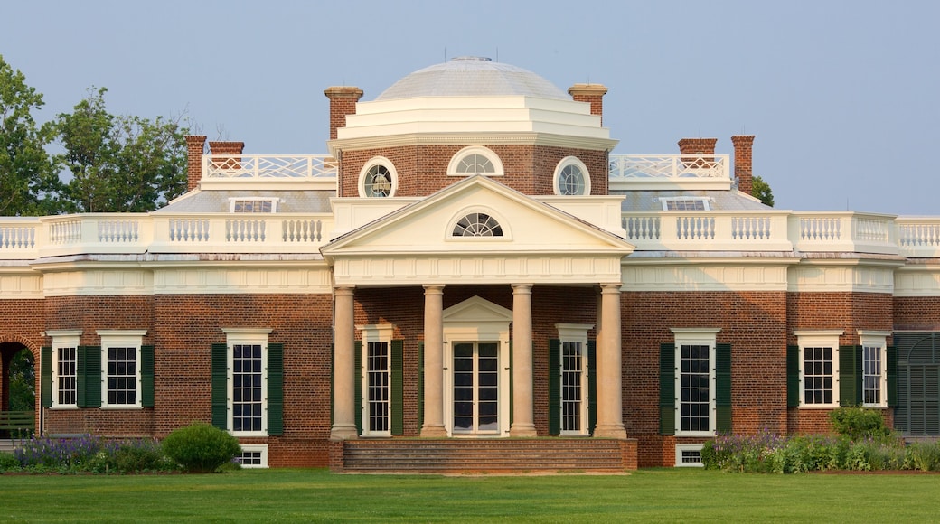 Monticello que inclui arquitetura de patrimĂŽnio e um memorial