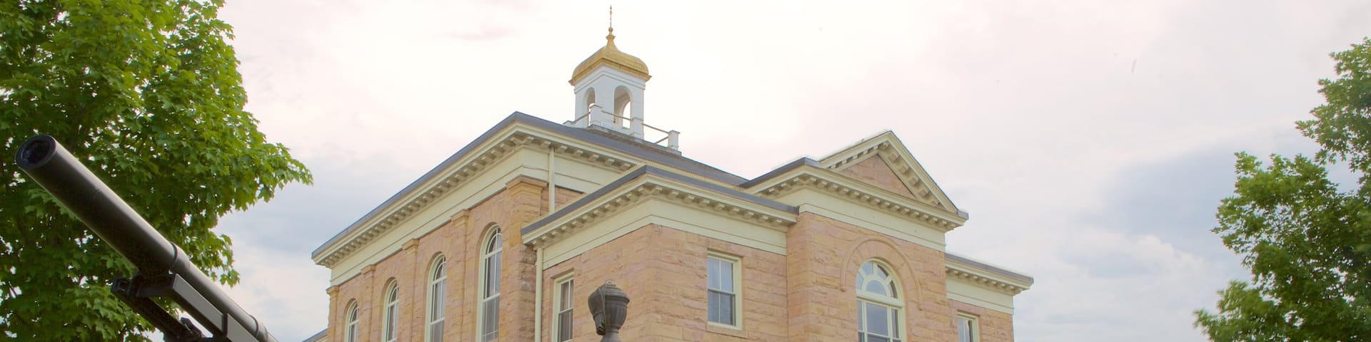 Summersville which includes a memorial, heritage architecture and military items