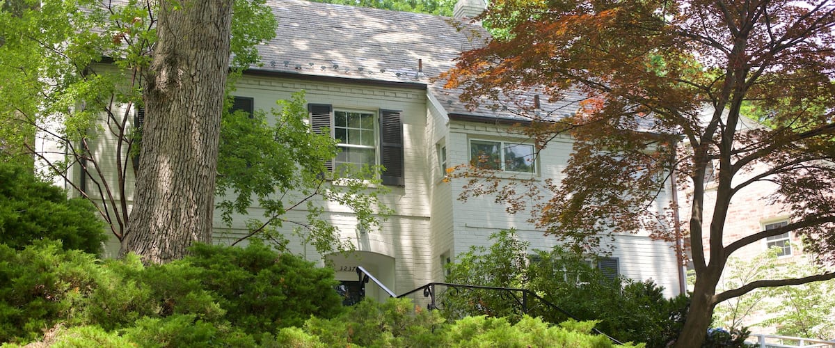 Barnaby Woods showing a house and a garden