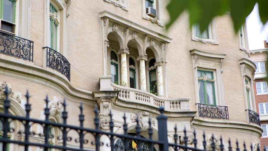 Embassy Row toont een overheidsgebouw en historisch erfgoed