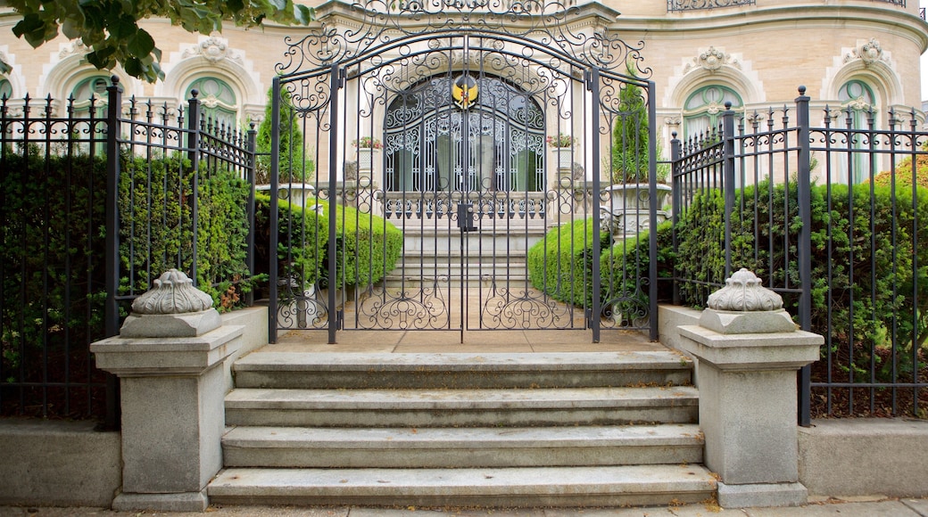 Embassy Row mostrando elementos del patrimonio y un edificio administrativo