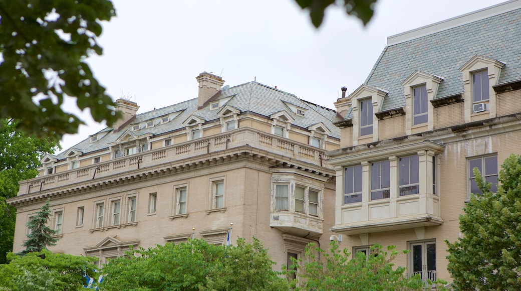 Embassy Row mostrando edificio amministrativo e oggetti d\'epoca