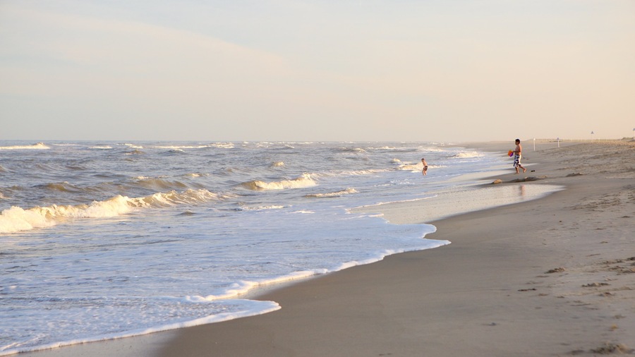 Chincoteague som viser surfing og en sandstrand