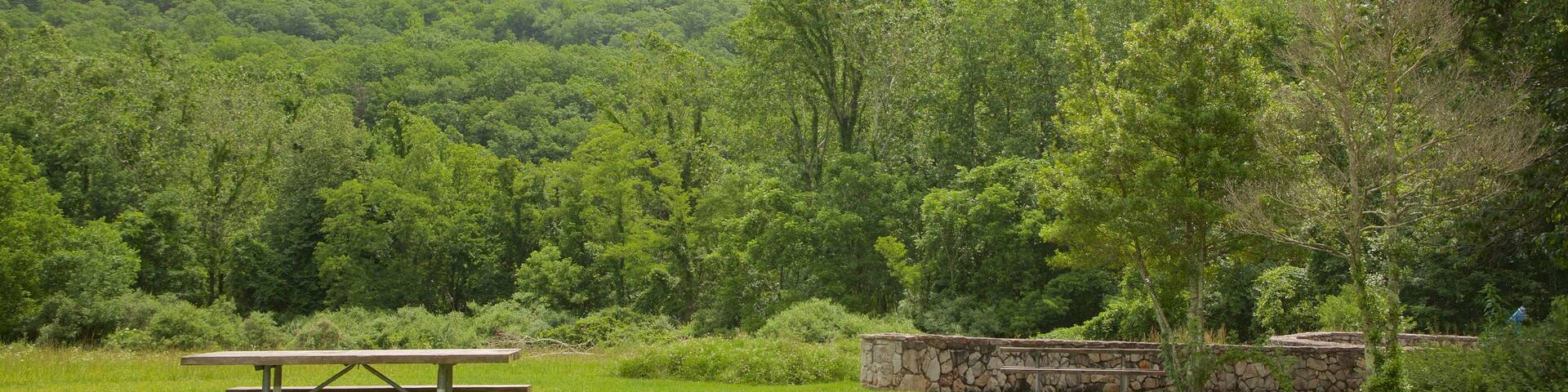 Seneca Rocks which includes mountains and a park