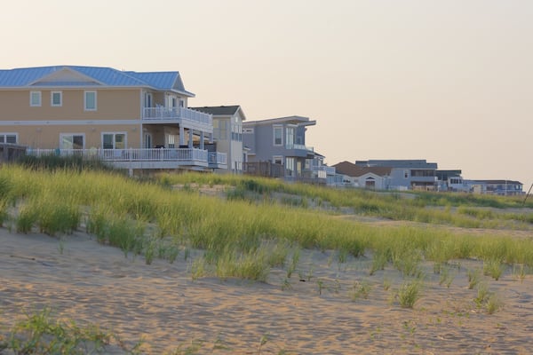 Sandbridge Beach welches beinhaltet Küstenort, Strand und Haus