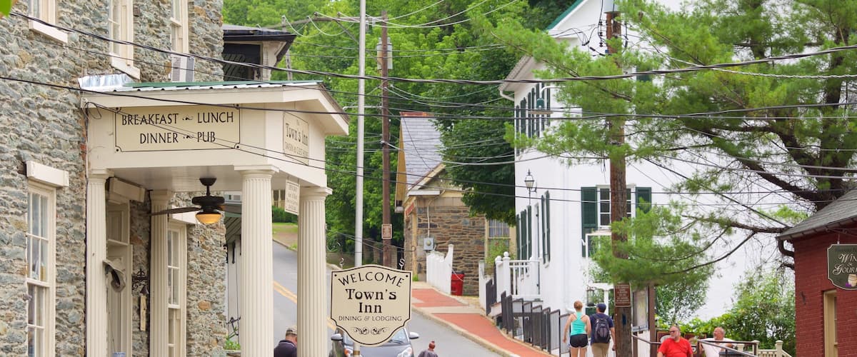 Parc historique national Harpers Ferry National Historical Park mettant en vedette scĂšnes de rue, patrimoine historique et signalisation