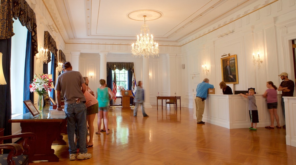 West Virginia State Capitol Building som viser interiør og en administrativ bygning såvel som en lille gruppe mennesker