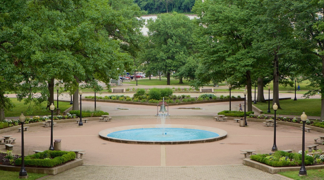 West Virginia State Capitol Building mostrando un parque, un edificio administrativo y una fuente