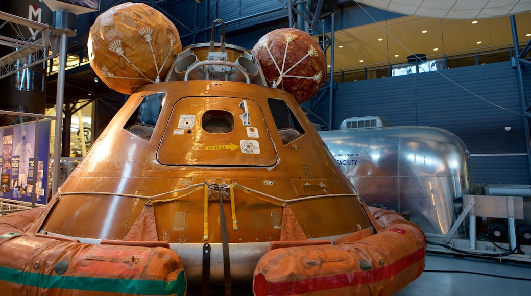 National Air and Space Museum Steven F. Udvar-Hazy Center ซึ่งรวมถึง การตกแต่งภายใน