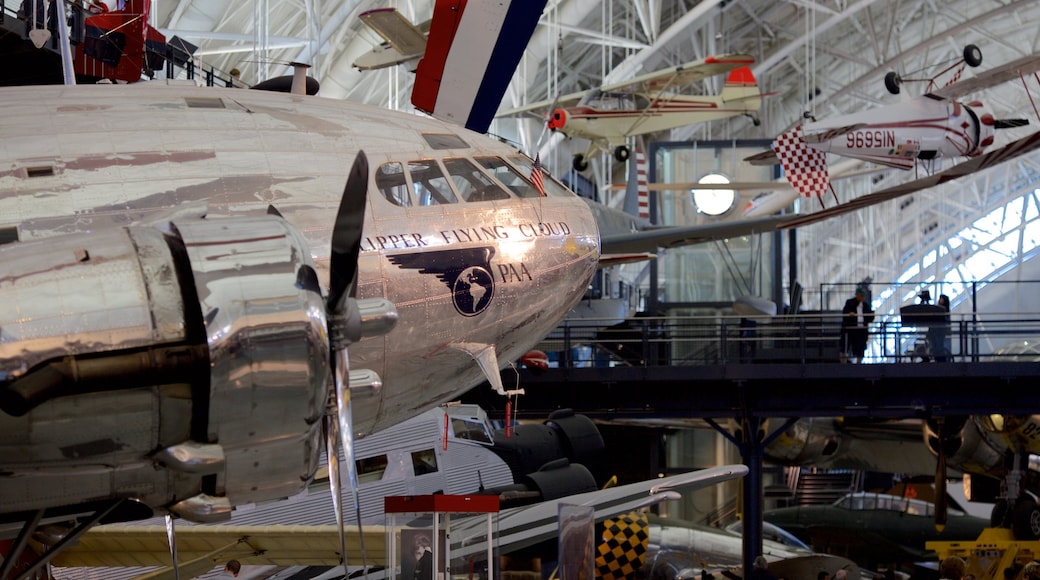 Nationaal lucht- en ruimtevaartmuseum Steven F. Udvar-Hazy Center toont vliegtuigen en interieur