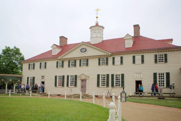George Washington\'s Mount Vernon featuring heritage elements and a house