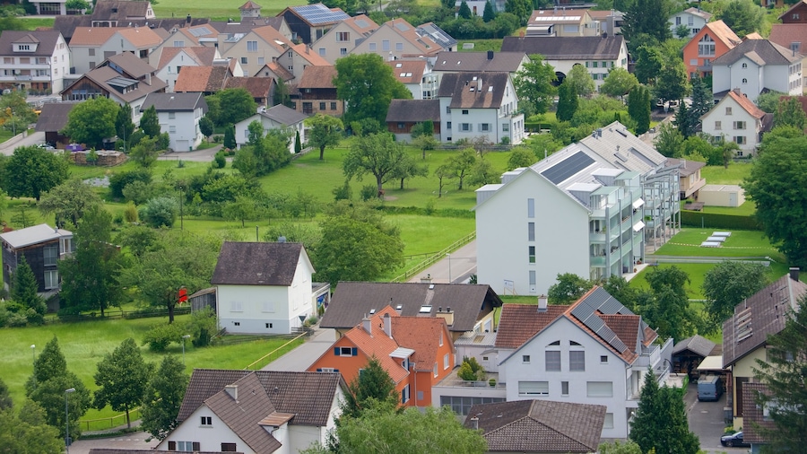 Liechtenstein mit einem ruhige Szenerie und Kleinstadt oder Dorf