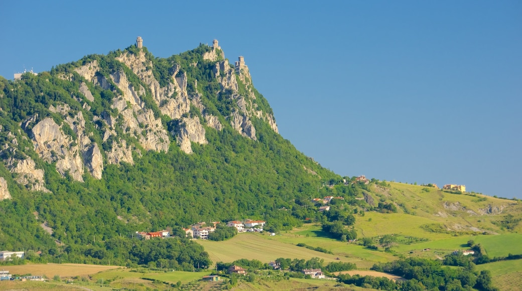 Monte Titano som viser bjerge, fredfyldte omgivelser og en lille by eller en landsby