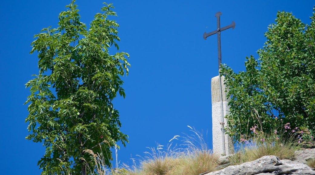 San Marino ofreciendo aspectos religiosos y un monumento