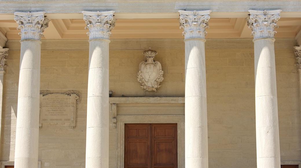 Piazza della Libertà mostrando edificio amministrativo e architettura d\'epoca