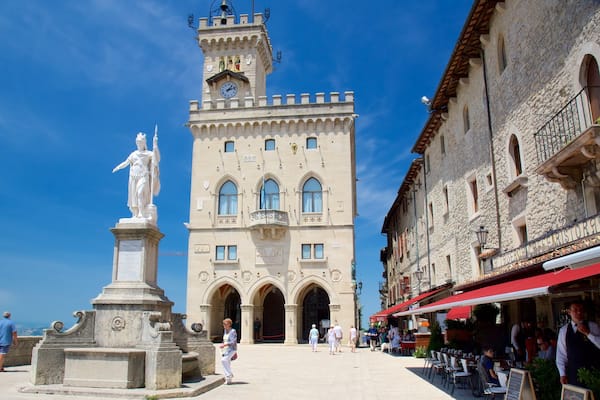 Piazza LibertĂ mettant en vedette square ou place, statue ou sculpture et ville
