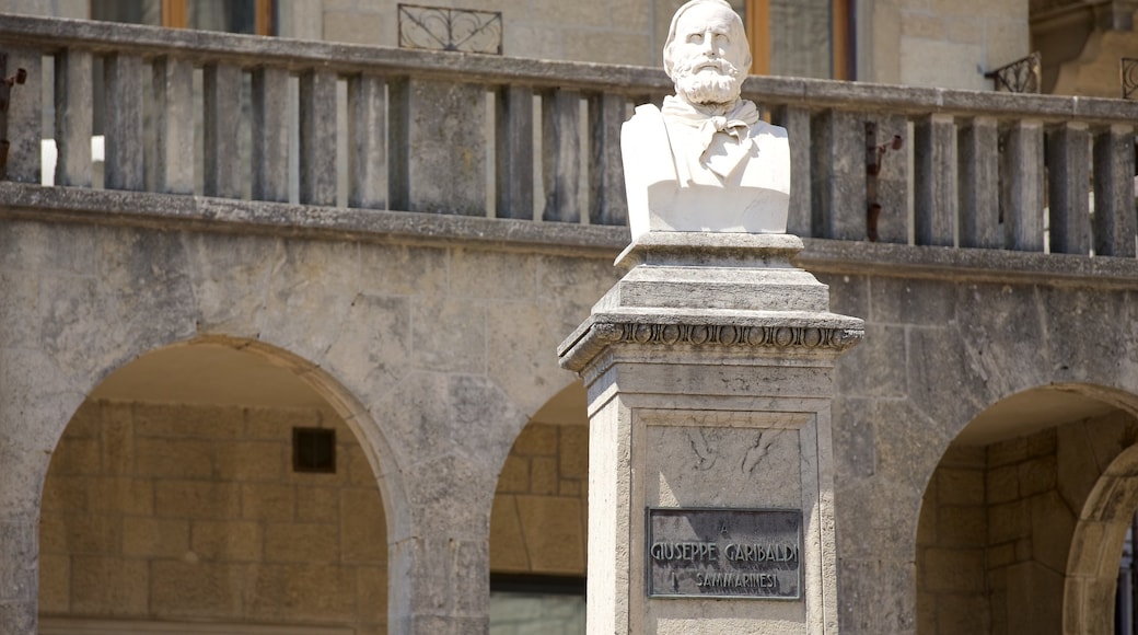 Piazza Garibaldi som inkluderar historiska element och ett minnesmonument