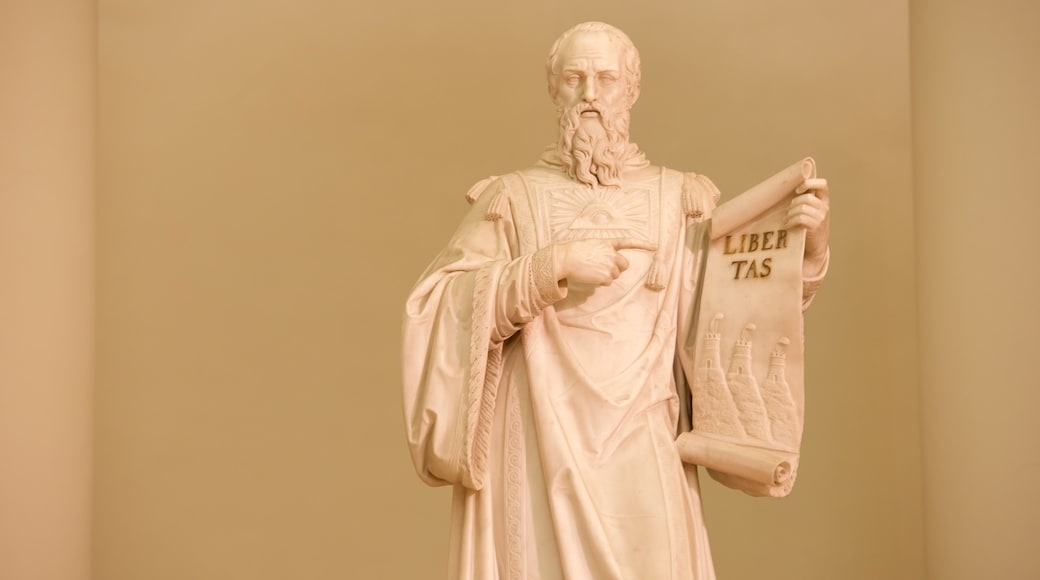 Basílica de San Marino ofreciendo una iglesia o catedral, una estatua o escultura y vistas interiores