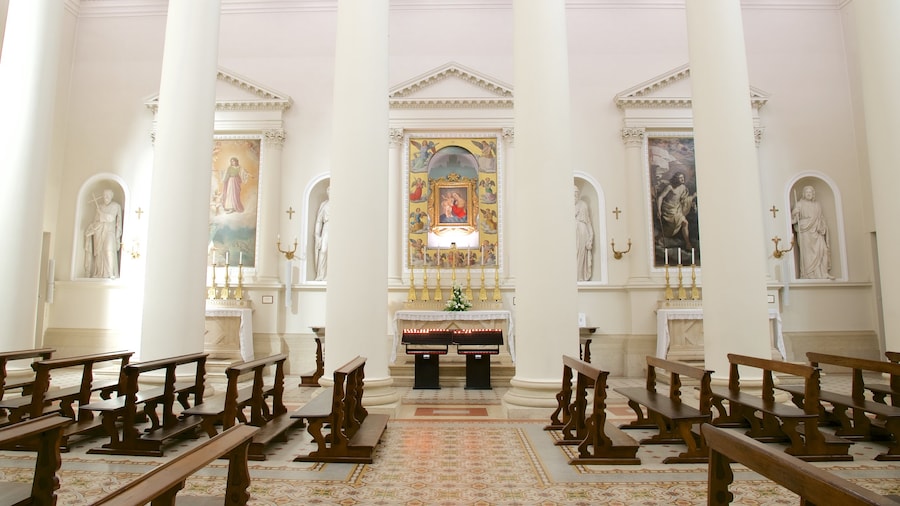 BasĂlica de San Marino que inclui elementos religiosos, arte e vistas internas
