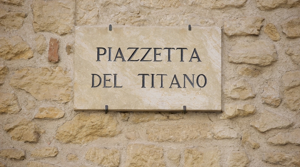 Piazza del Titano mit einem Beschilderung