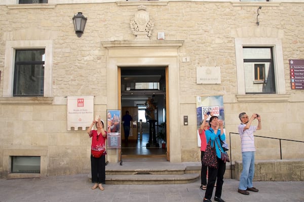 Musée d\'état de Saint-Marin mettant en vedette patrimoine historique aussi bien que petit groupe de personnes