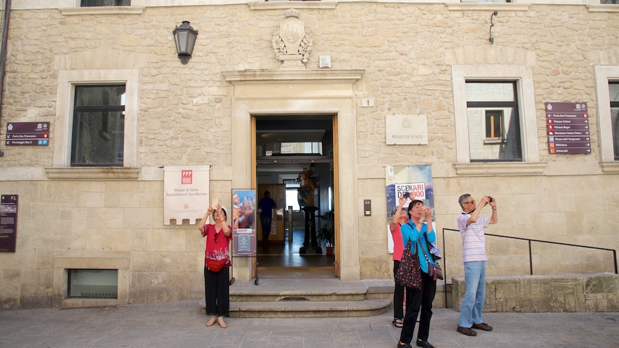 Museu estadual de San Marino mostrando elementos de patrimĂŽnio assim como um pequeno grupo de pessoas