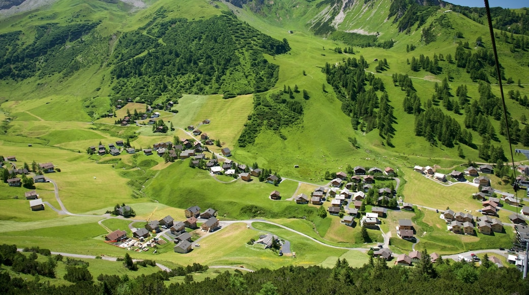 Malbun mostrando paesaggi rilassanti, montagna e piccola città o villaggio