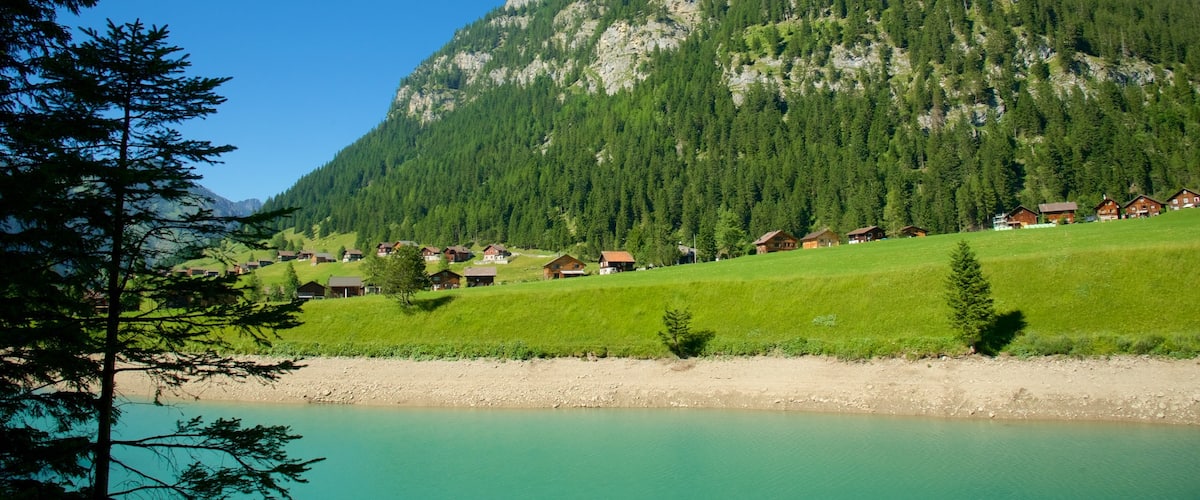 Malbun mit einem ruhige Szenerie, Kleinstadt oder Dorf und Fluss oder Bach