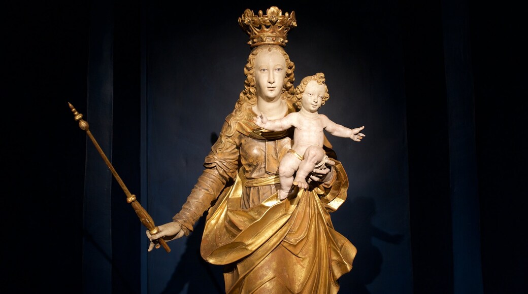 Museo Nacional de Liechtenstein ofreciendo vistas interiores y una estatua o escultura