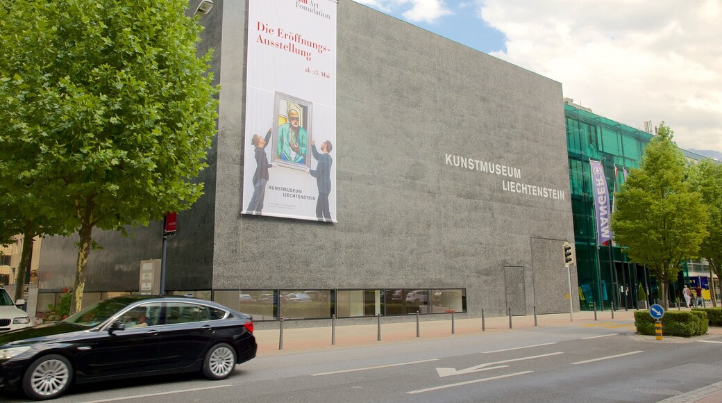 Liechtensteins konstmuseum som inkluderar skyltar och gatuliv