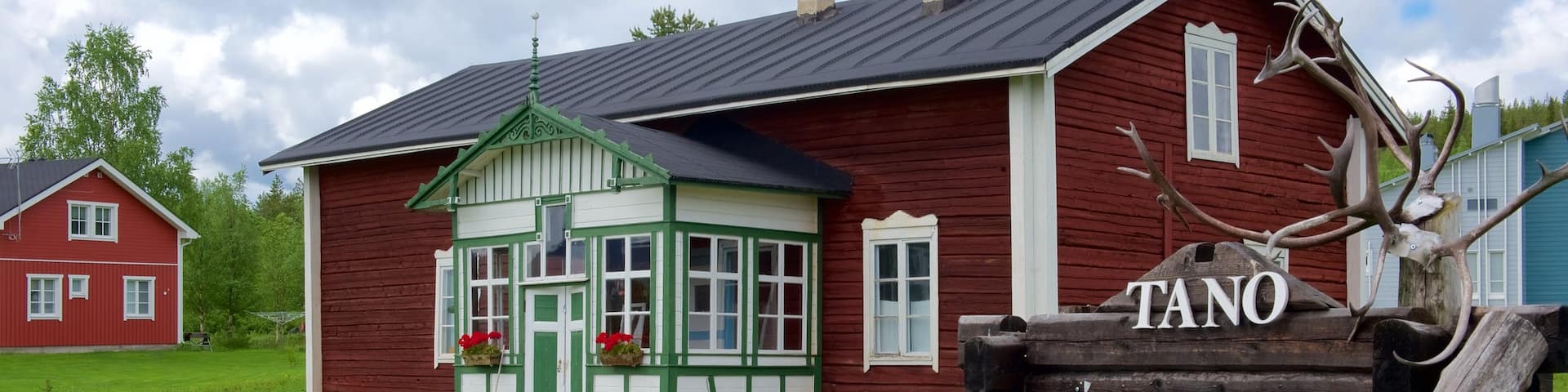 Äkäslompolo que incluye escenas tranquilas, una casa y señalización