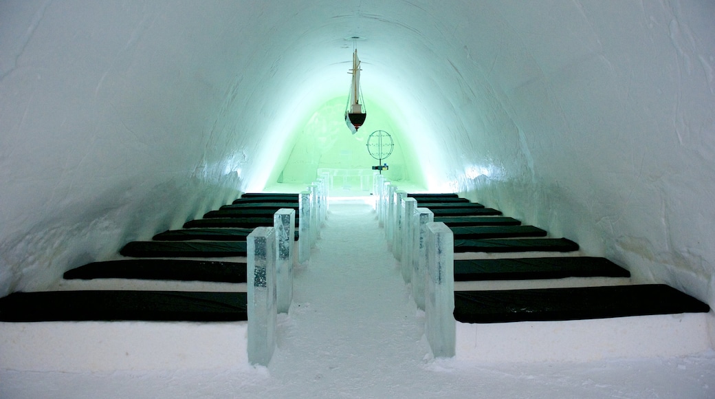 Sneeuwkasteel van Kemi toont interieur, een kerk of kathedraal en sneeuw