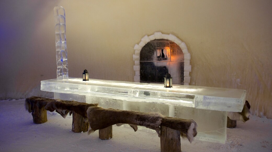 Château de neige de Kemi mettant en vedette bar, vues intérieures et neige