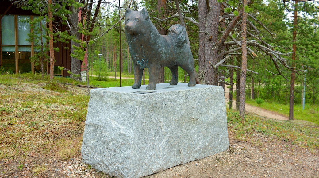 Tunturi-Lapin luontokeskus johon kuuluu metsät ja patsas tai veistos